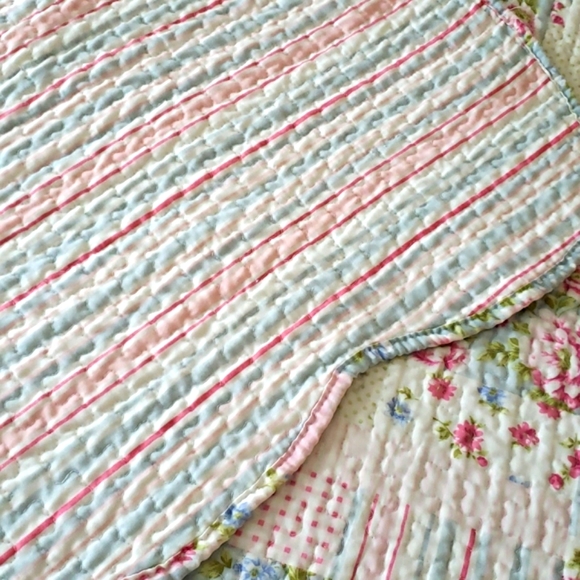 COPY - Reversable vtg. quilted double bed cover and 2 shums - Picture 3 of 6